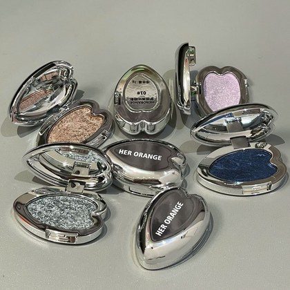 Shimmering Eyeshadow With Fine Sparkling Particles For A Subtle Illuminating Finish