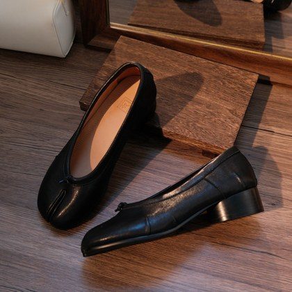 Pigfoot Splittoe ShoesCreased With A Chunky Heel And A Shallow Peeptoe Midheel Pumps